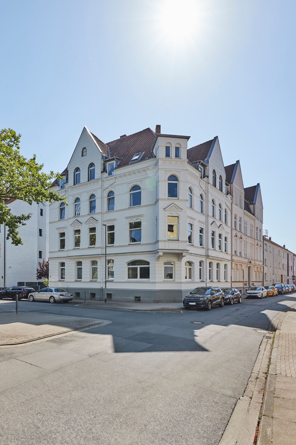 Außenansicht - Charmante 3-Zimmer-Eigentumswohnung mit großem Sonnenbalkon in gepflegtem Altbau