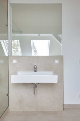 Badezimmer Waschbecken - Exklusive Dachgeschosswohnung mit Einbauküche zum Erstbezug