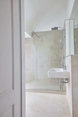 Badezimmer - Exklusive Dachgeschosswohnung mit Einbauküche zum Erstbezug