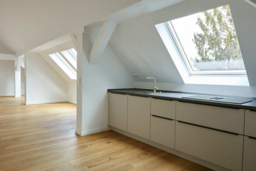 Offener Wohnbereich mit Küche - Exklusive Dachgeschosswohnung mit Einbauküche zum Erstbezug