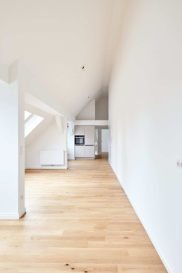 Blick in die Küche - Exklusive Dachgeschosswohnung mit Einbauküche zum Erstbezug