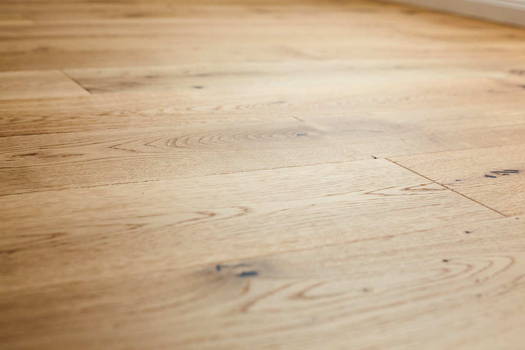 Detail Eiche-Boden - Exklusive Dachgeschosswohnung mit Einbauküche zum Erstbezug