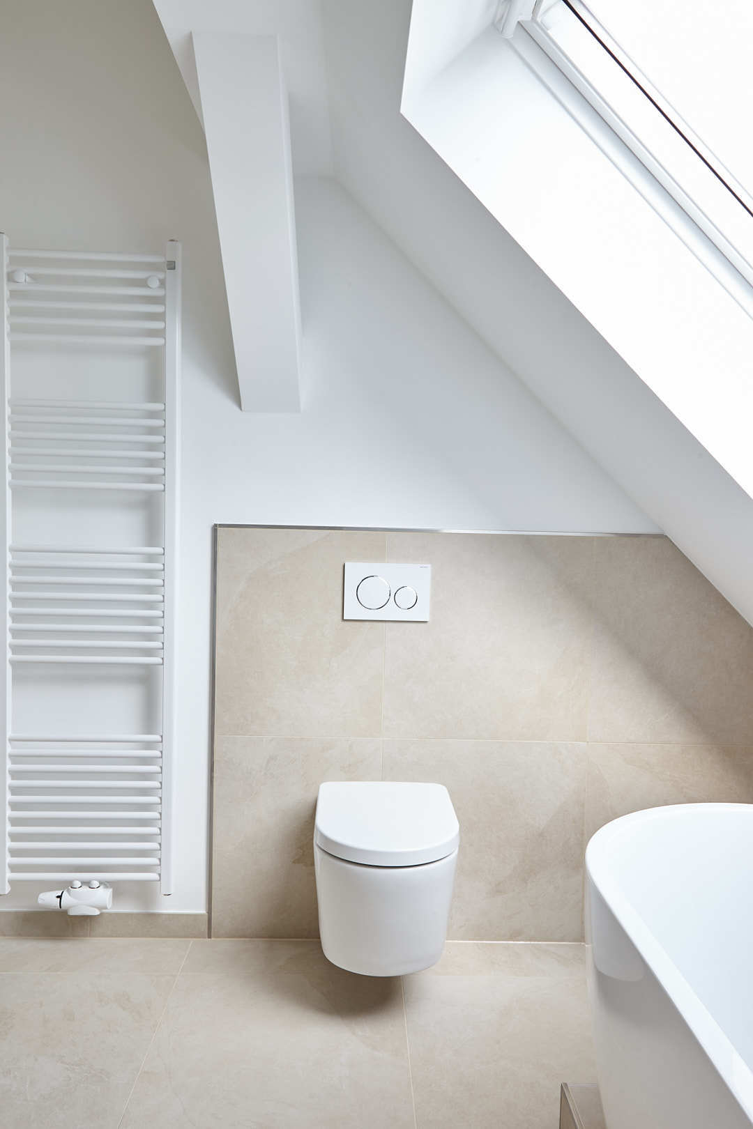 Badezimmer - Exklusive Dachgeschosswohnung mit Einbauküche zum Erstbezug