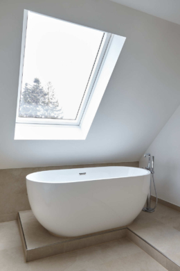 Badewanne - Exklusive Dachgeschosswohnung mit Einbauküche zum Erstbezug