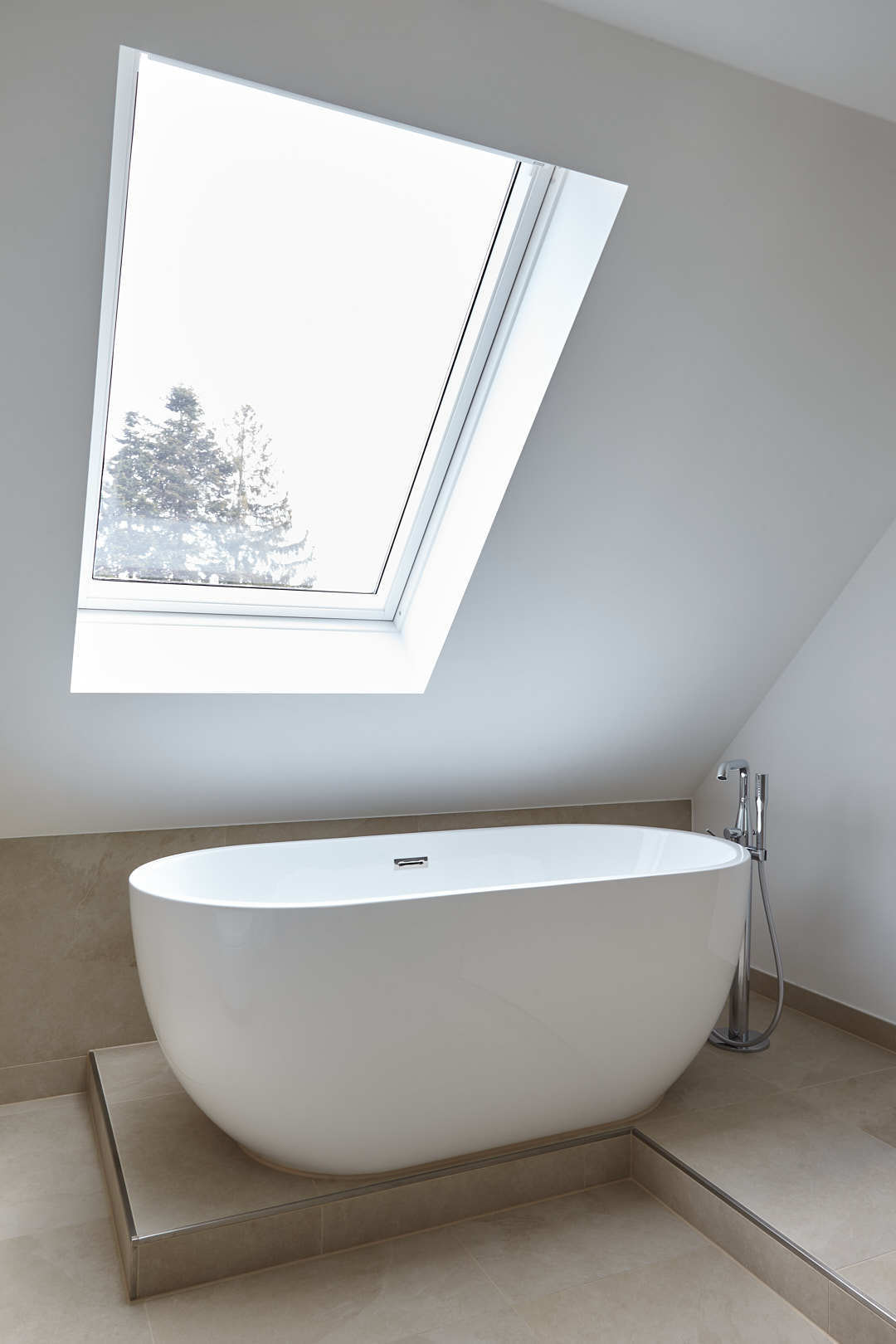 Badewanne - Exklusive Dachgeschosswohnung mit Einbauküche zum Erstbezug