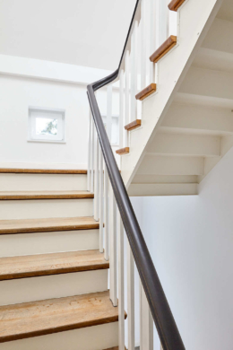 Treppenhaus - Exklusive Dachgeschosswohnung mit Einbauküche zum Erstbezug