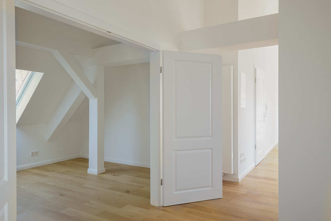 Schlafzimmer mit Flügeltür - Exklusive Dachgeschosswohnung mit Einbauküche zum Erstbezug