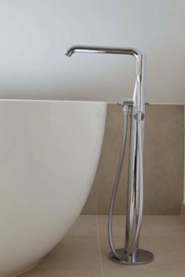 Badewanne Detail - Exklusive Dachgeschosswohnung mit Einbauküche zum Erstbezug