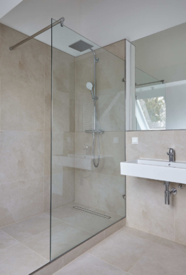 Dusche - Exklusive Dachgeschosswohnung mit Einbauküche zum Erstbezug