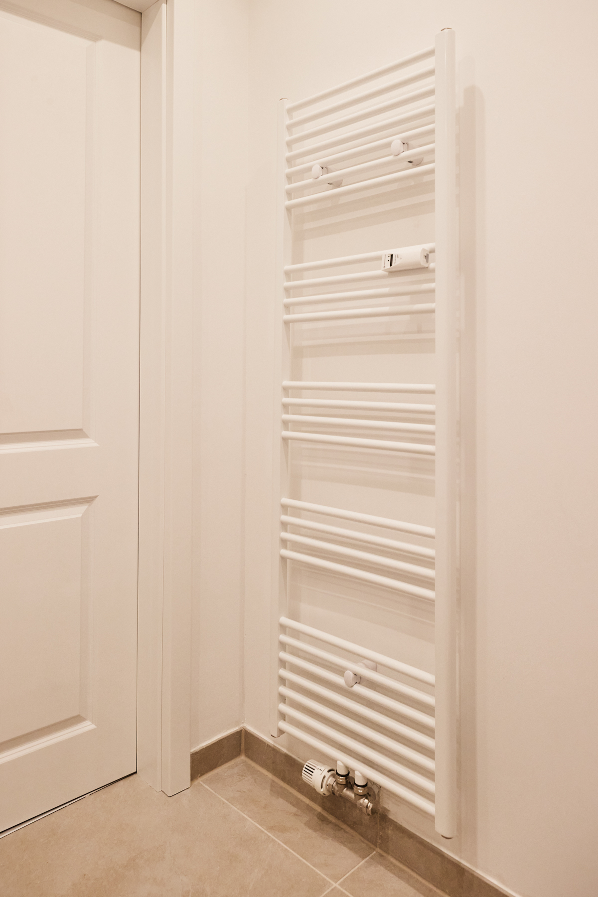 Badezimmer-Heizkörper - Vollsanierte 2-Zimmerwohnung mit hochwertiger Einbauküche in Bestlage Hildesheim