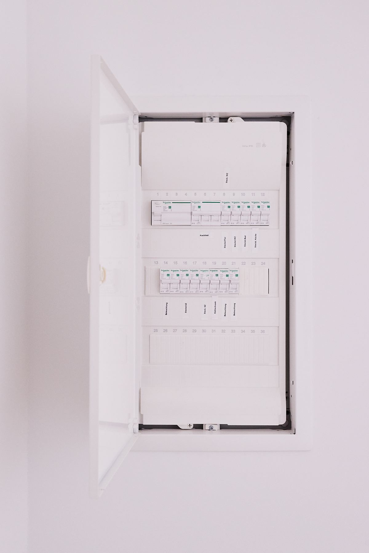 Neue Elektrik - Vollsanierte 2-Zimmerwohnung mit hochwertiger Einbauküche in Bestlage Hildesheim