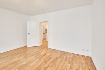 Wohnzimmer mit Blick in den Flur - Vollsanierte 2-Zimmerwohnung mit hochwertiger Einbauküche in Bestlage Hildesheim