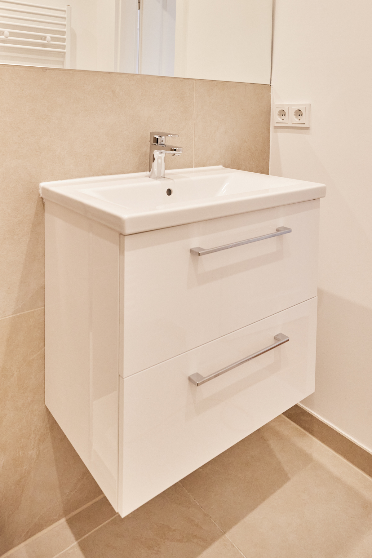 BAdezimmer-Waschbecken - Vollsanierte 2-Zimmerwohnung mit hochwertiger Einbauküche in Bestlage Hildesheim