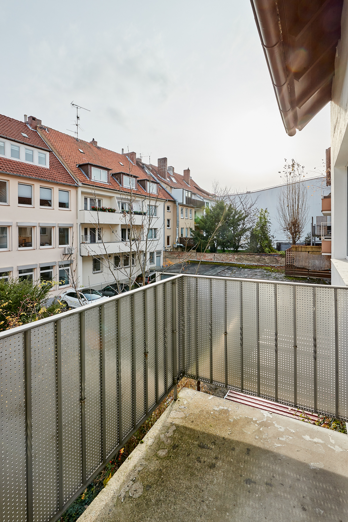 Balkon-Ausblick - Vollsanierte 2-Zimmerwohnung mit hochwertiger Einbauküche in Bestlage Hildesheim