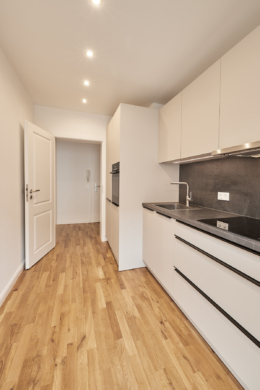 Küche mit Blick in den Flur - Vollsanierte 2-Zimmerwohnung mit hochwertiger Einbauküche in Bestlage Hildesheim