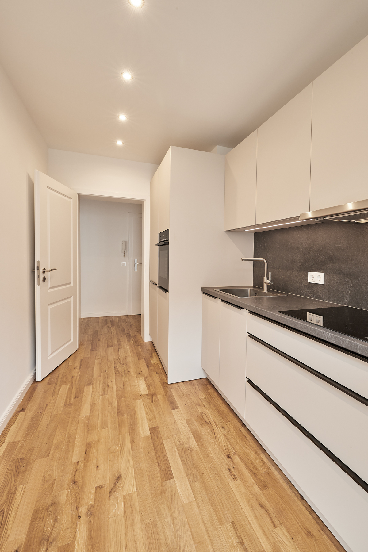 Küche mit Blick in den Flur - Vollsanierte 2-Zimmerwohnung mit hochwertiger Einbauküche in Bestlage Hildesheim