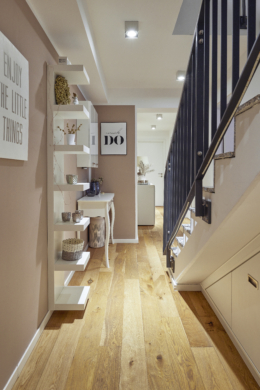 Flur unterer Bereich_ - Zwei Etagen – Familientraum auf 6 Zimmern mit Gartenanteil im energetischen Neubau