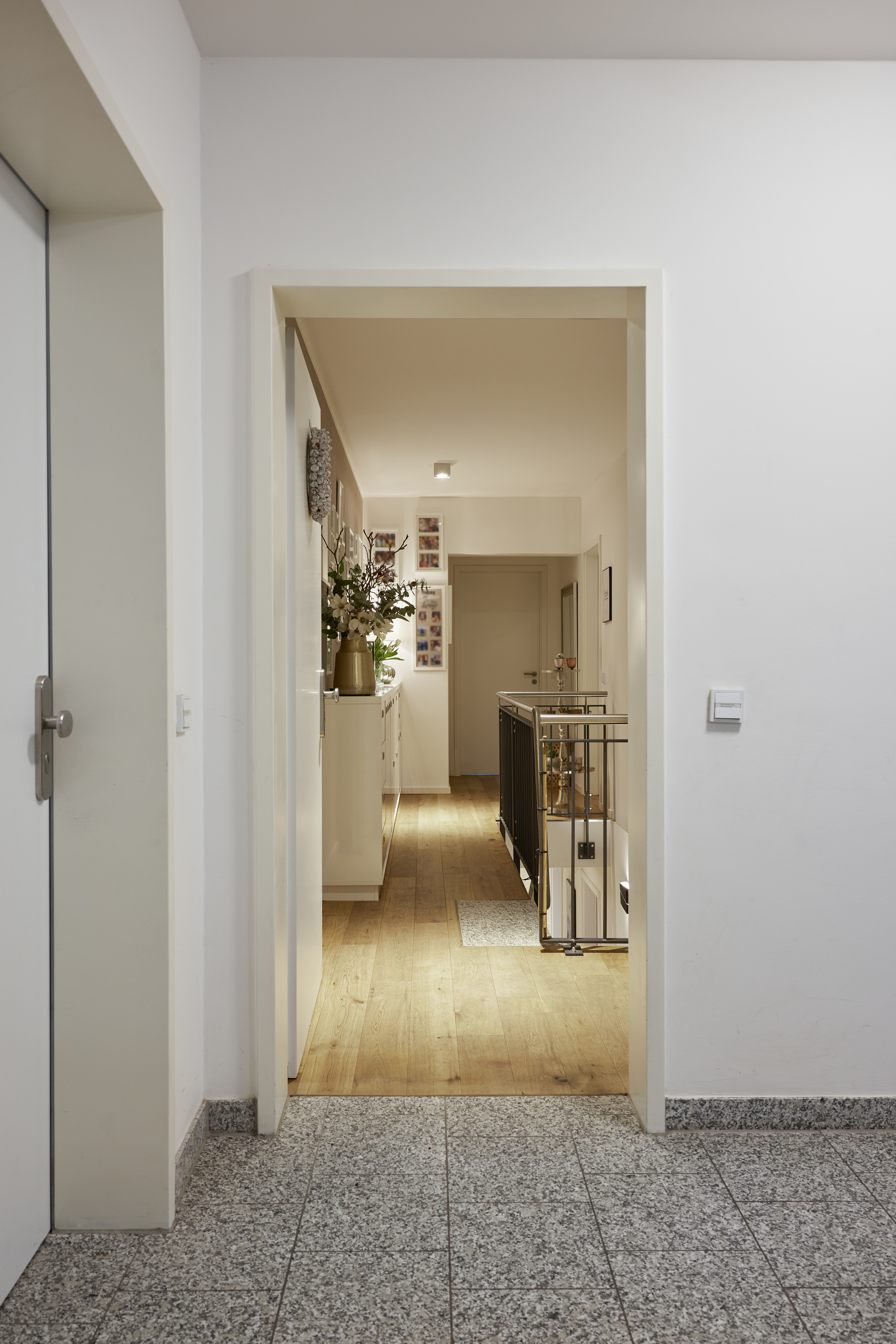 Zugang zur Wohnung - Zwei Etagen – Familientraum auf 6 Zimmern mit Gartenanteil im energetischen Neubau