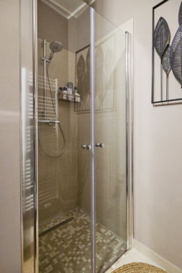 Badezimmer obere Etage-Dusche - Zwei Etagen – Familientraum auf 6 Zimmern mit Gartenanteil im energetischen Neubau