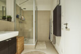Zwei Etagen - Familientraum auf 6 Zimmern mit Gartenanteil im energetischen Neubau - Badezimmer unterer Bereich_1