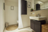 Zwei Etagen - Familientraum auf 6 Zimmern mit Gartenanteil im energetischen Neubau - Badezimmer unterer Bereich