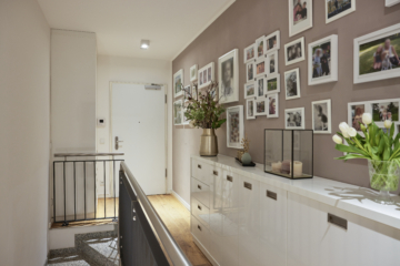 Flur mit Blick zum Eingang - Zwei Etagen – Familientraum auf 6 Zimmern mit Gartenanteil im energetischen Neubau