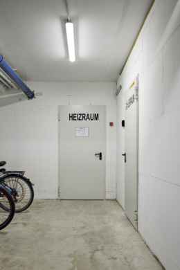 Zugang Heizraum - Zwei Etagen – Familientraum auf 6 Zimmern mit Gartenanteil im energetischen Neubau