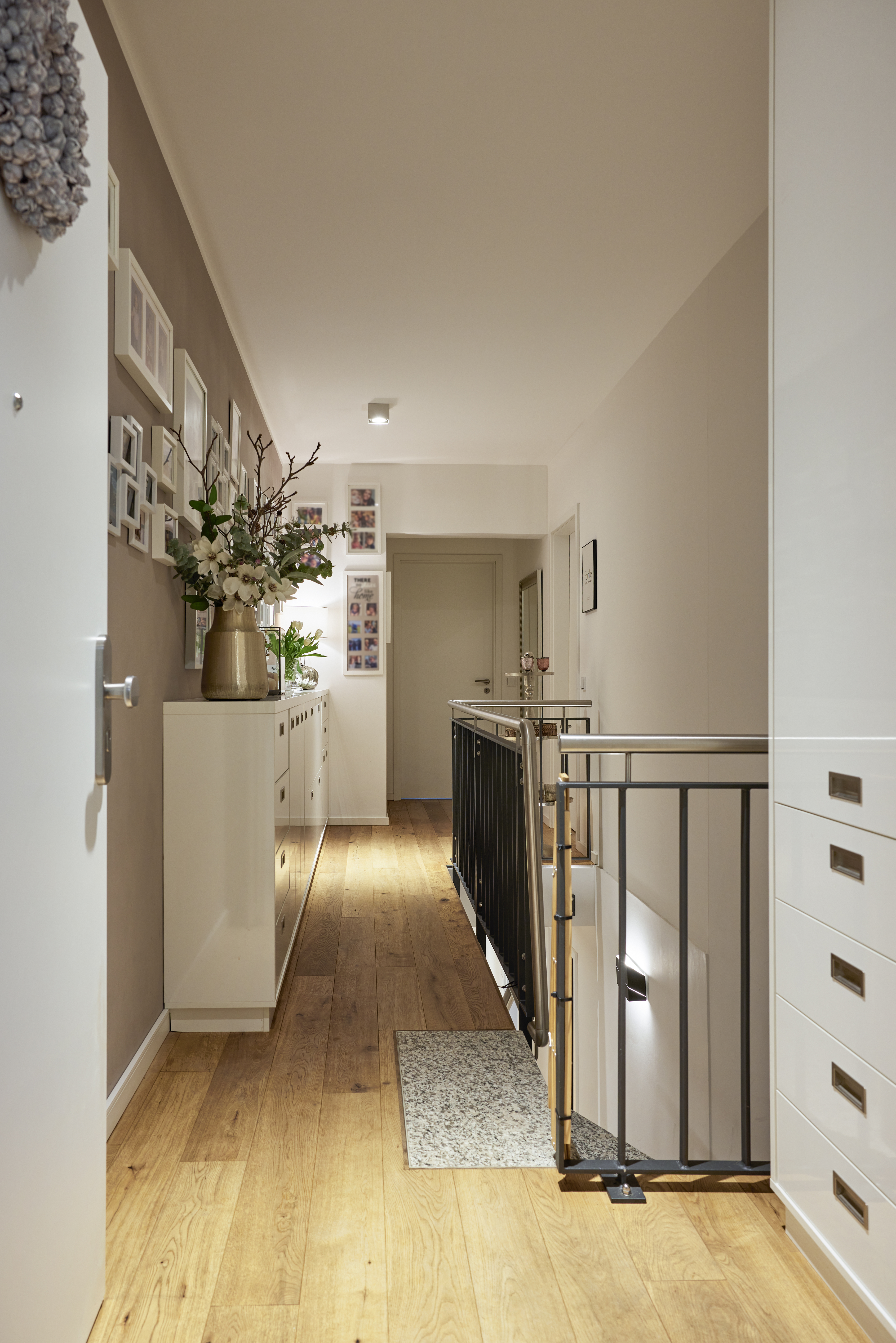 Flur oberer Bereich - Zwei Etagen – Familientraum auf 6 Zimmern mit Gartenanteil im energetischen Neubau