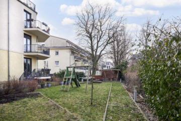 Innenhof - Zwei Etagen – Familientraum auf 6 Zimmern mit Gartenanteil im energetischen Neubau