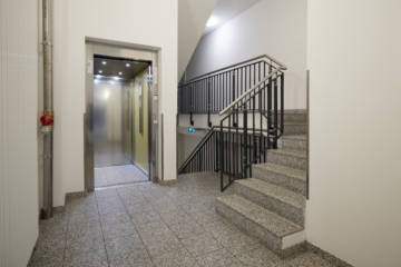 Hausflur-Fahrstuhl - Zwei Etagen – Familientraum auf 6 Zimmern mit Gartenanteil im energetischen Neubau