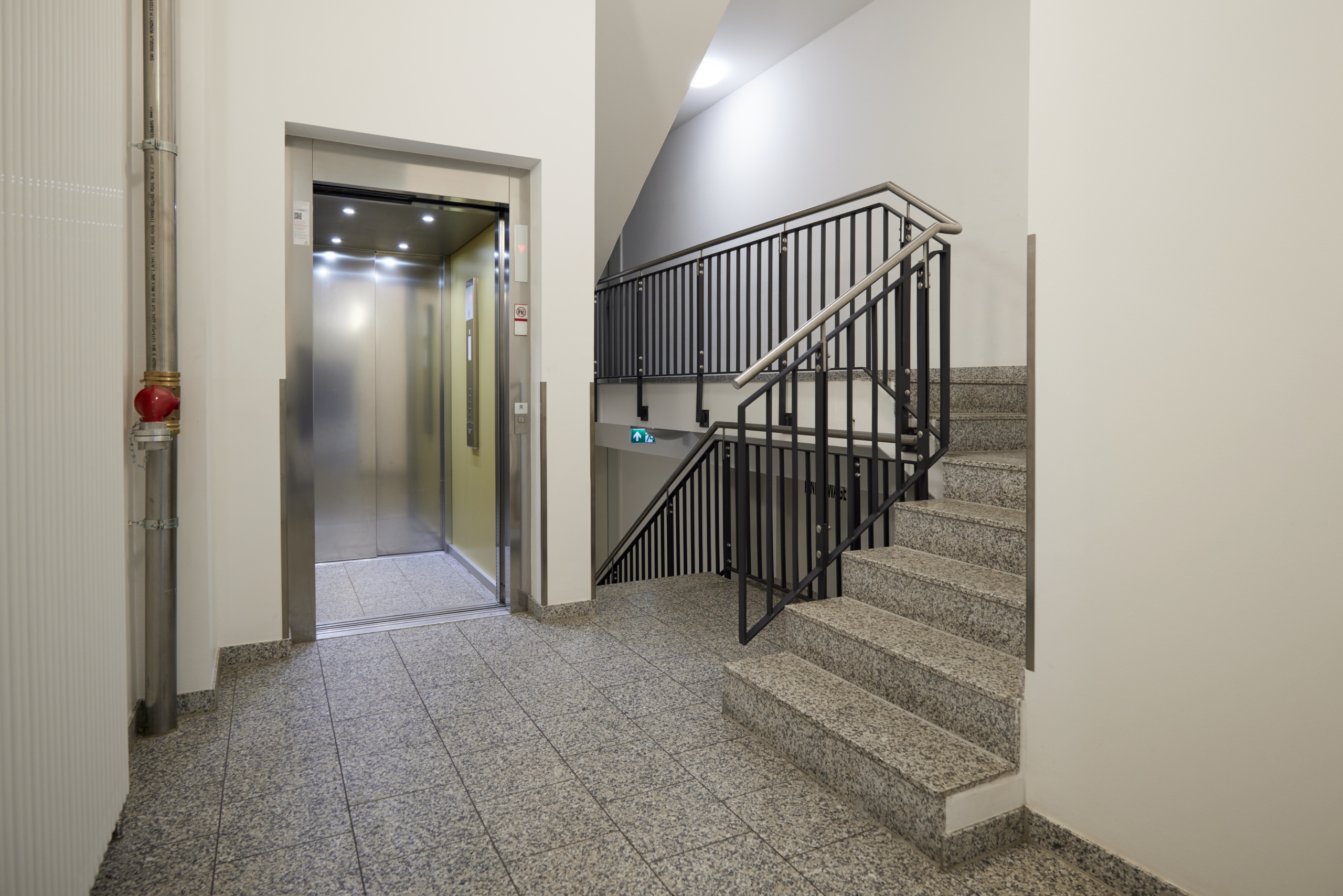 Hausflur-Fahrstuhl - Zwei Etagen – Familientraum auf 6 Zimmern mit Gartenanteil im energetischen Neubau