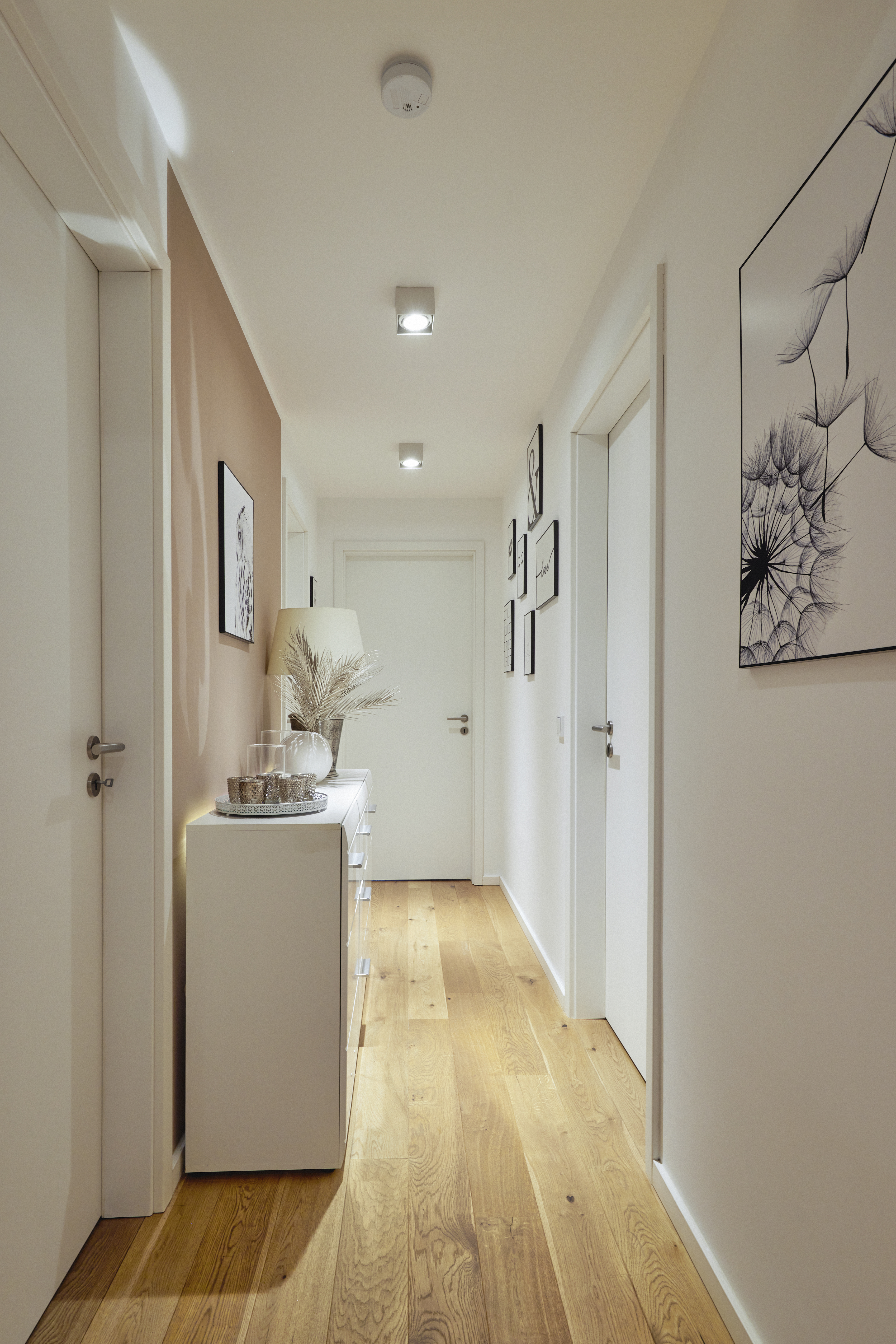 Flur unterer Bereich- Zugang Zimmer - Zwei Etagen – Familientraum auf 6 Zimmern mit Gartenanteil im energetischen Neubau