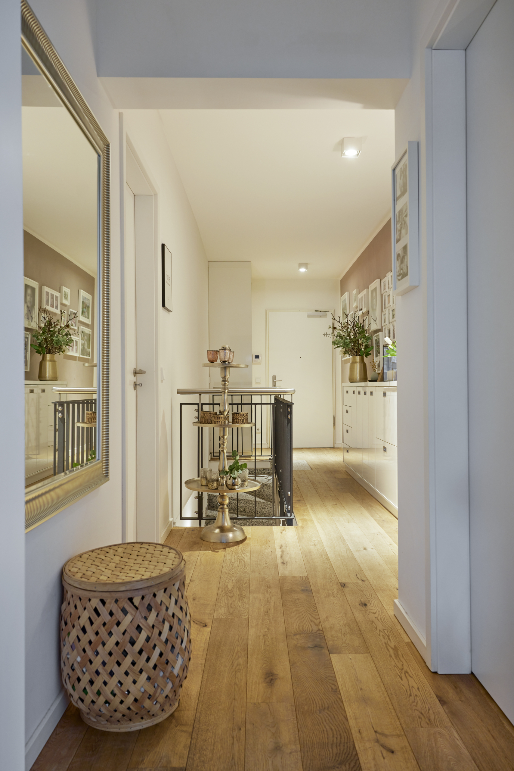 Blick vom Wohnzimmer in den Flur - Zwei Etagen – Familientraum auf 6 Zimmern mit Gartenanteil im energetischen Neubau