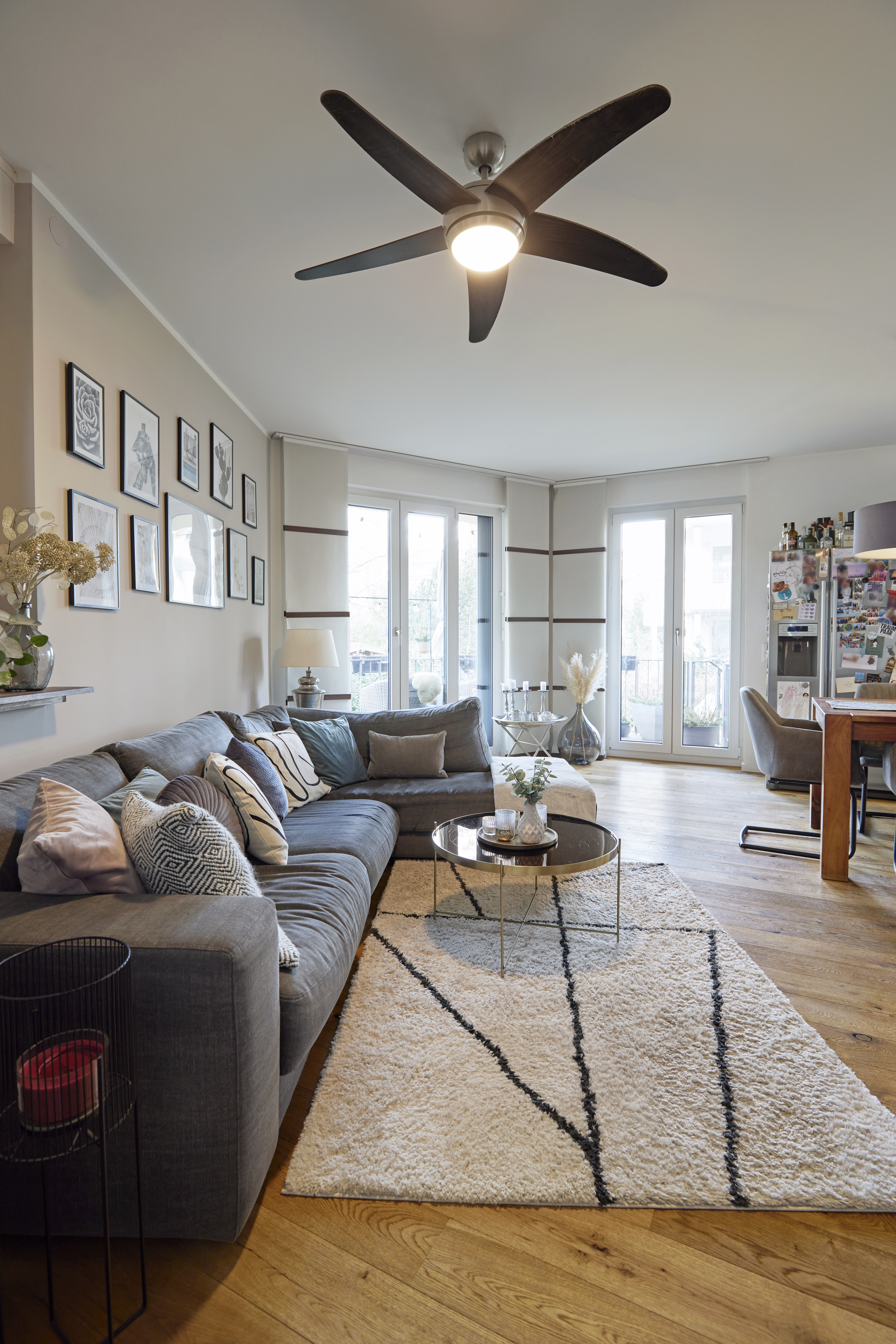 Wohnzimmer mit Blick zum Garten - Zwei Etagen – Familientraum auf 6 Zimmern mit Gartenanteil im energetischen Neubau