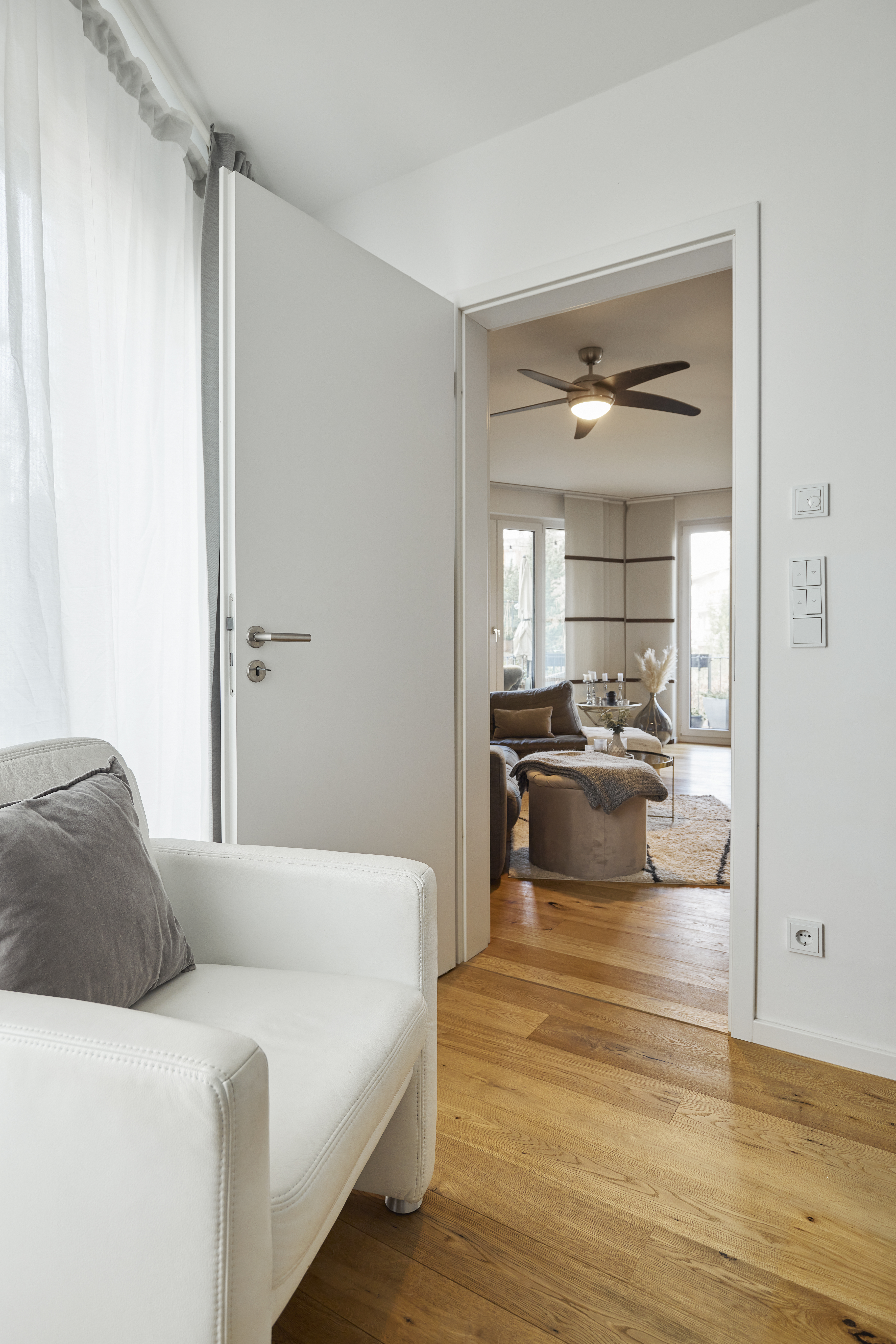 Schlafzimmer mit Blick zum Wohnzimmer - Zwei Etagen – Familientraum auf 6 Zimmern mit Gartenanteil im energetischen Neubau