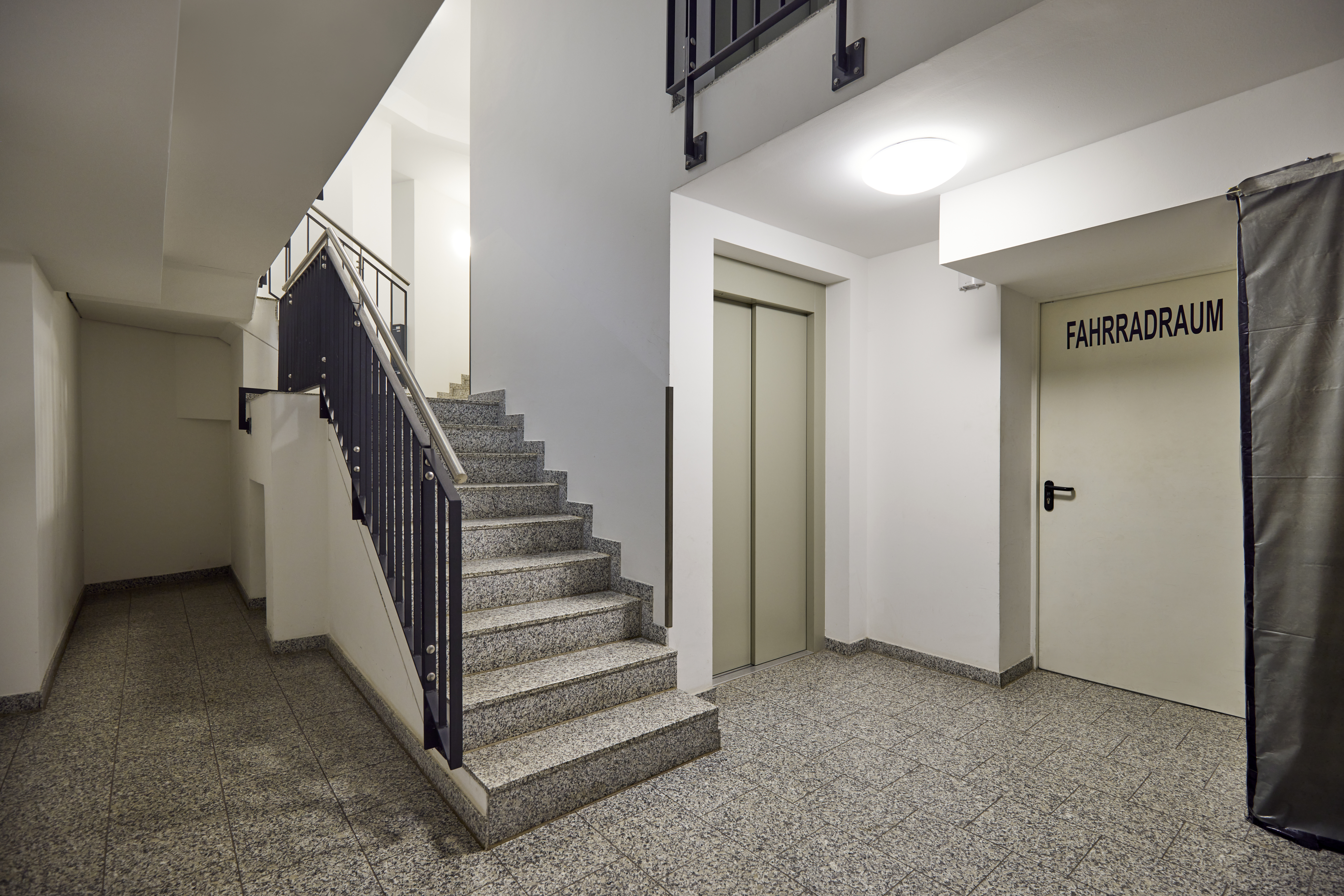 Kellerzugang - Zwei Etagen – Familientraum auf 6 Zimmern mit Gartenanteil im energetischen Neubau