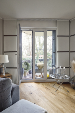 Wohnzimer mit Zugang zum Balkon - Zwei Etagen – Familientraum auf 6 Zimmern mit Gartenanteil im energetischen Neubau