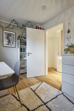 Zimmer 5 mit Blick in den Flur - Zwei Etagen – Familientraum auf 6 Zimmern mit Gartenanteil im energetischen Neubau