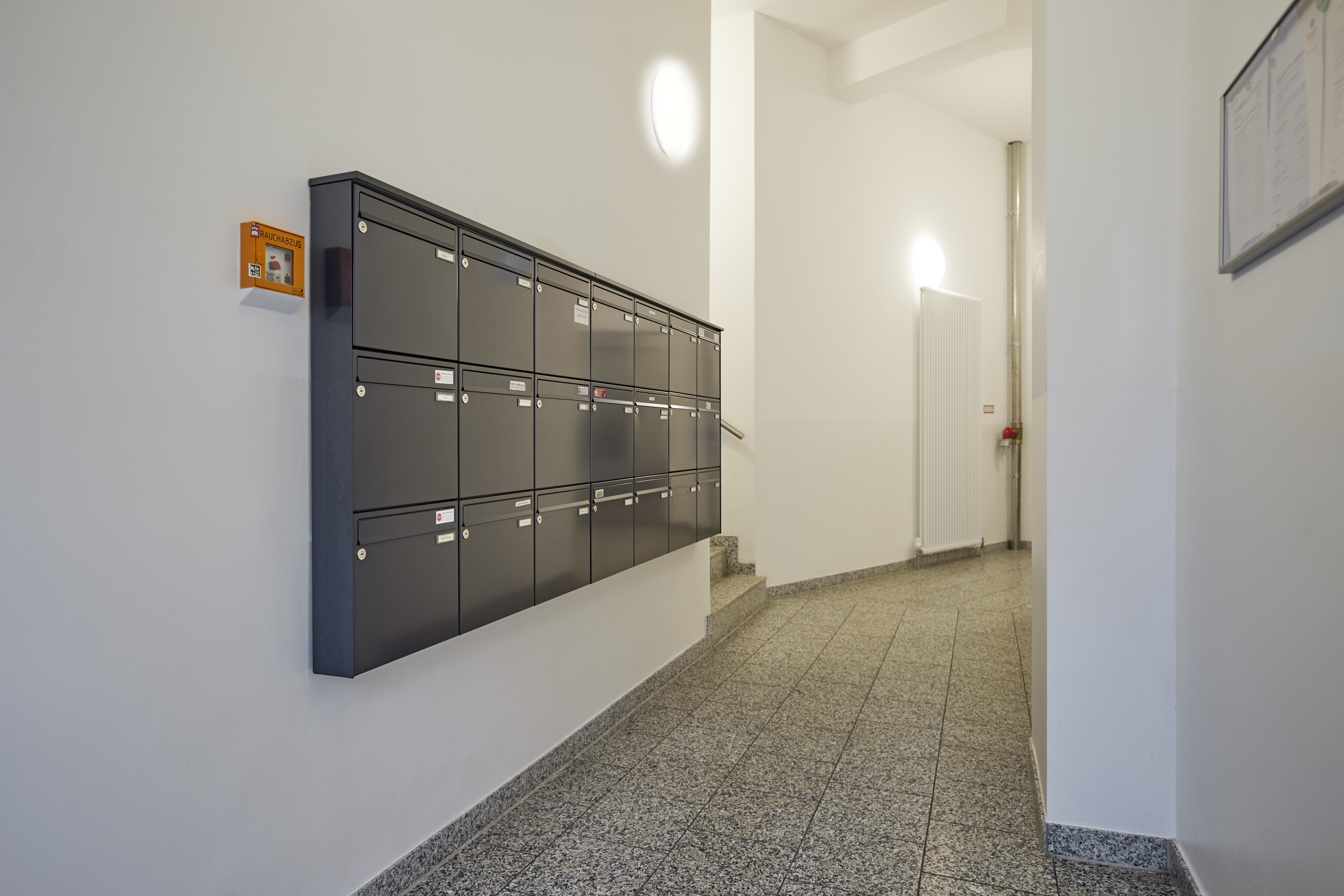 Hauseingang -Briefkasten - Zwei Etagen – Familientraum auf 6 Zimmern mit Gartenanteil im energetischen Neubau