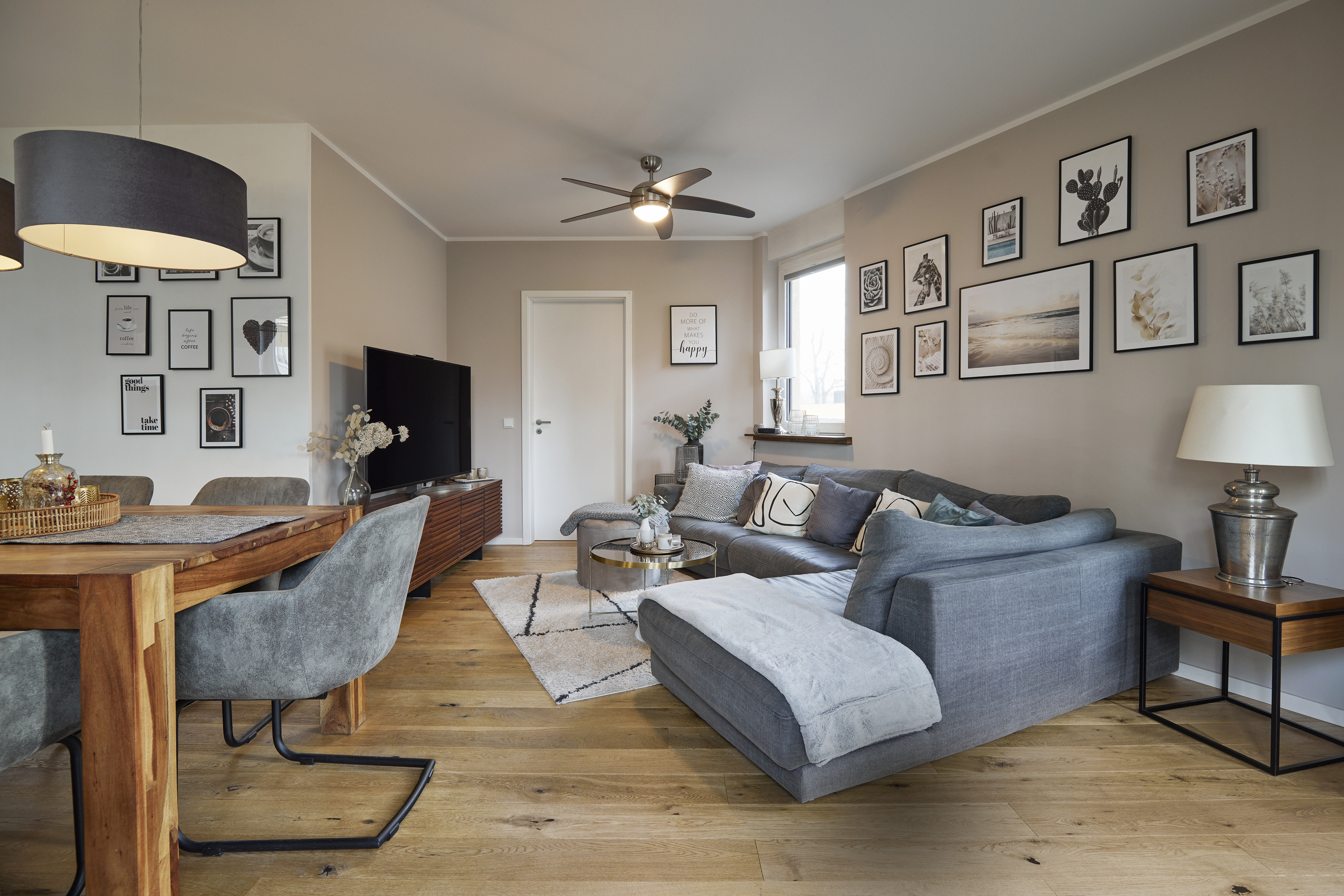 Wohnzimmer - Zwei Etagen – Familientraum auf 6 Zimmern mit Gartenanteil im energetischen Neubau