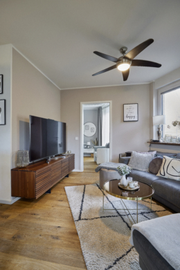 Wohnzimmer_1 - Zwei Etagen – Familientraum auf 6 Zimmern mit Gartenanteil im energetischen Neubau