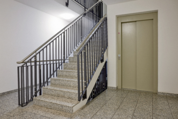 Treppenhaus - Zwei Etagen – Familientraum auf 6 Zimmern mit Gartenanteil im energetischen Neubau