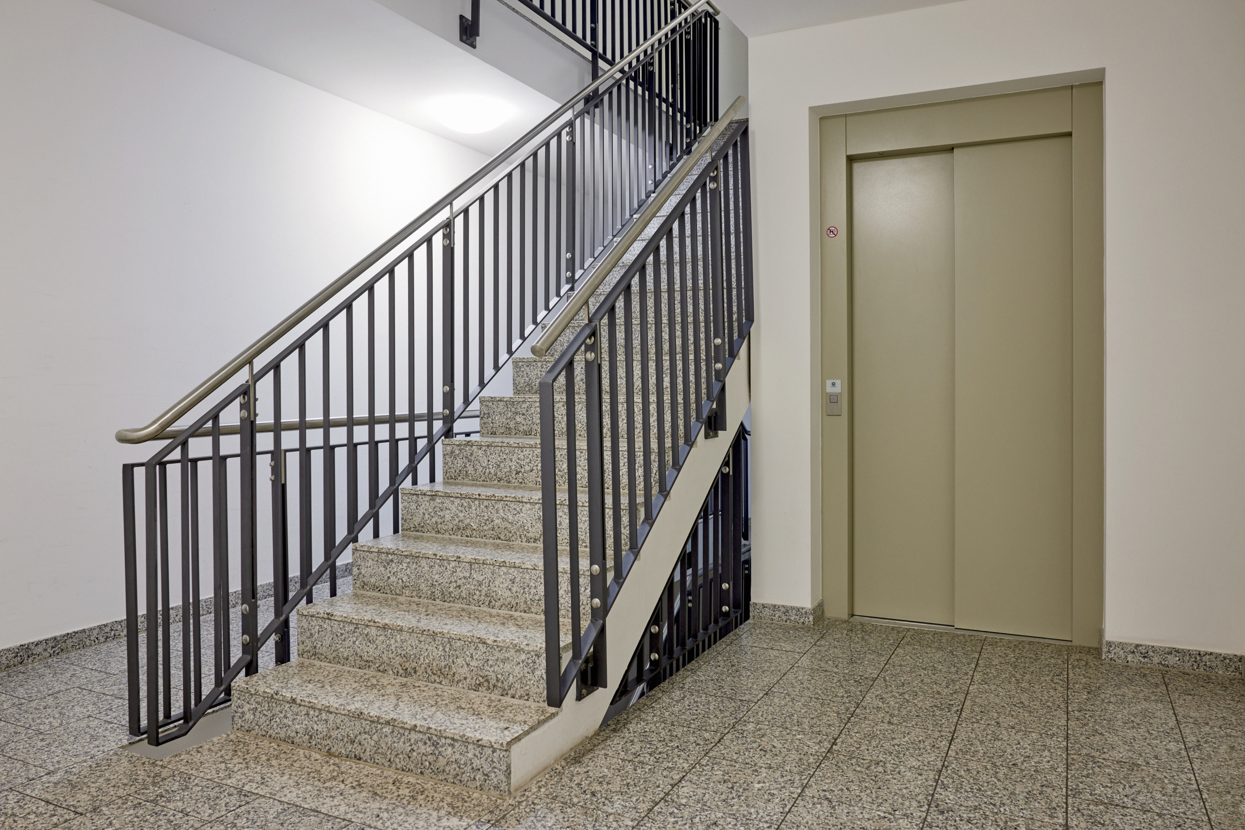 Treppenhaus - Zwei Etagen – Familientraum auf 6 Zimmern mit Gartenanteil im energetischen Neubau