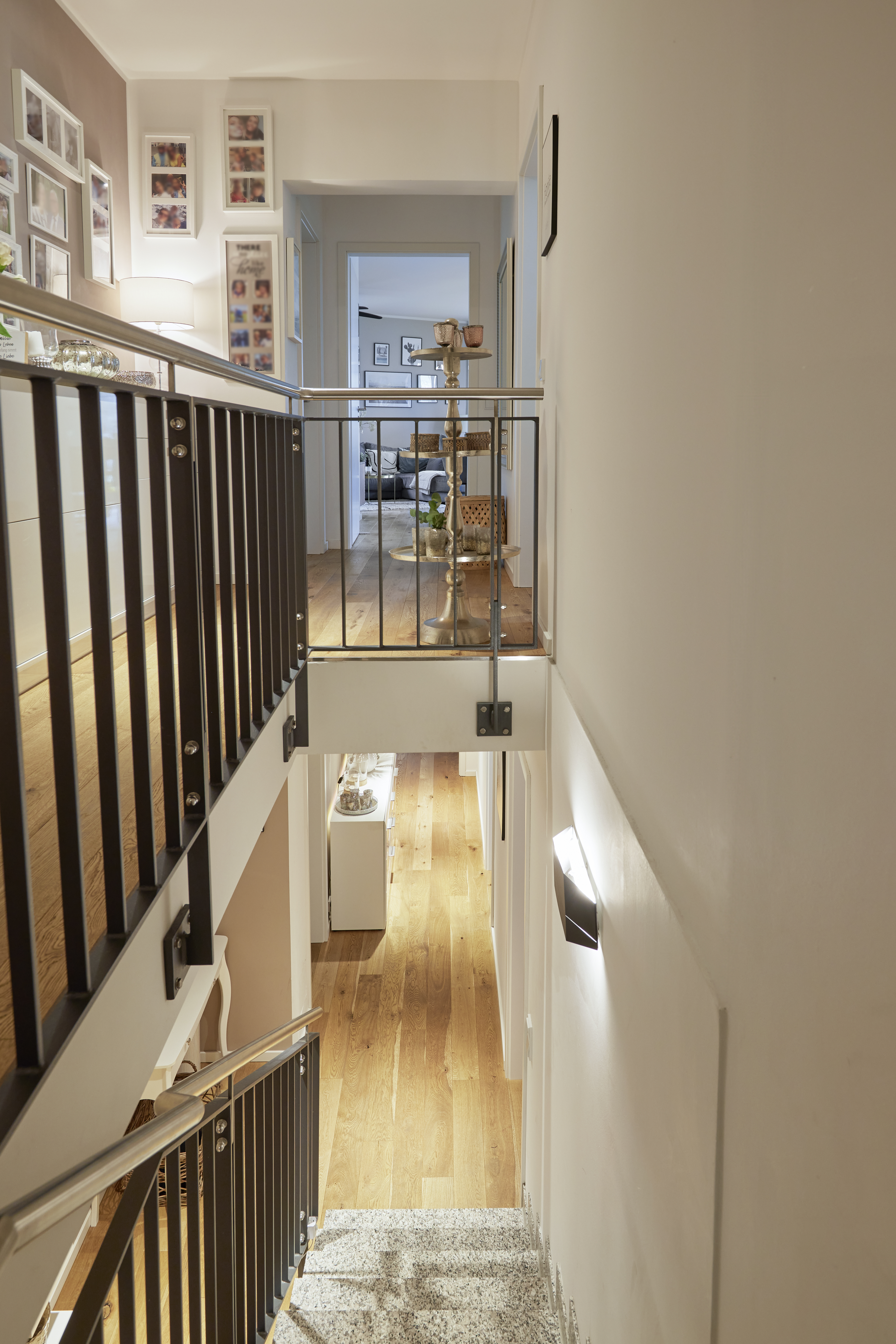 Treppe nach unten - Zwei Etagen – Familientraum auf 6 Zimmern mit Gartenanteil im energetischen Neubau