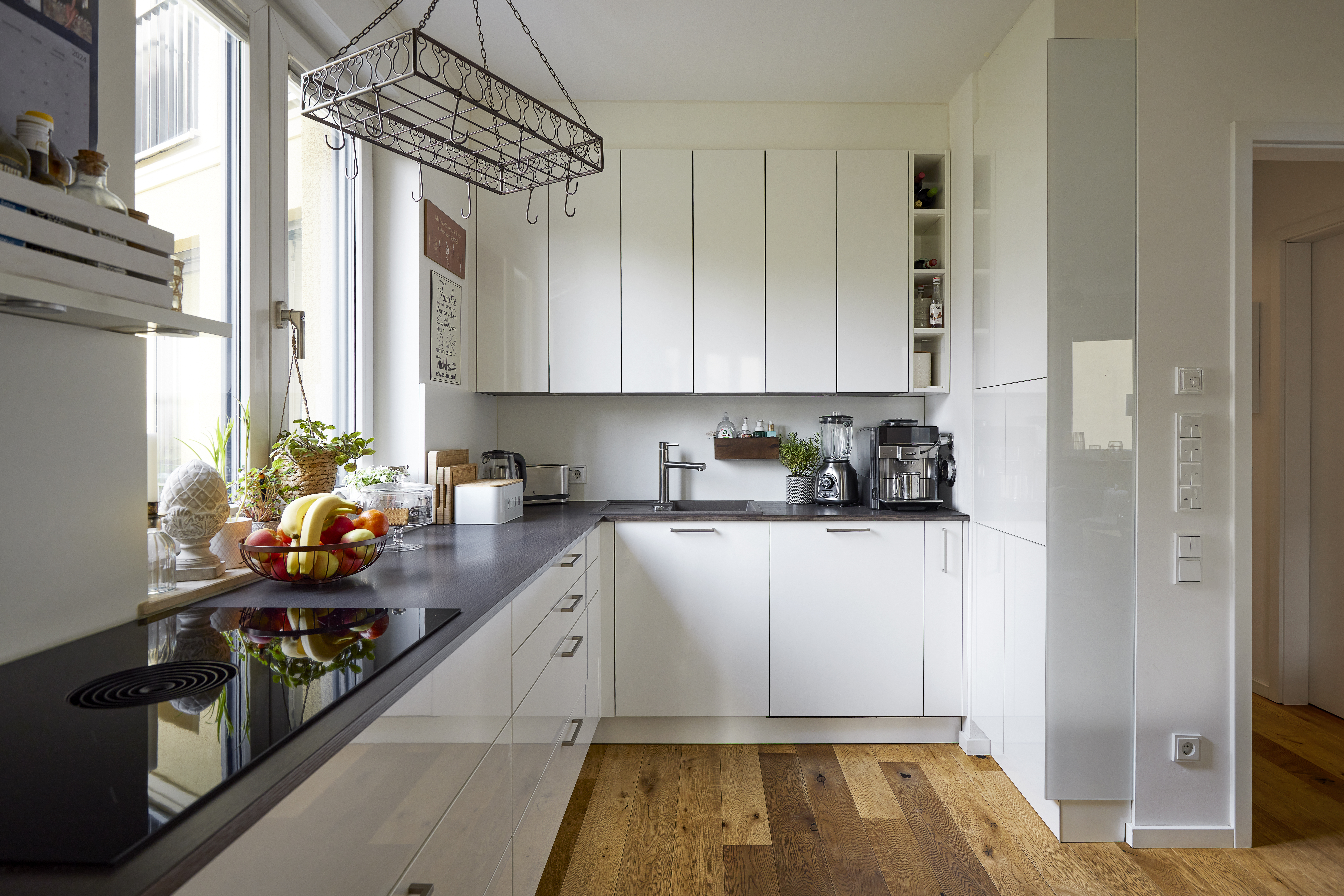 Einbauküche - Zwei Etagen – Familientraum auf 6 Zimmern mit Gartenanteil im energetischen Neubau