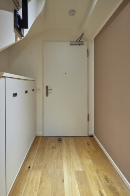 Flur mit zweiter Eingangstür - Zwei Etagen – Familientraum auf 6 Zimmern mit Gartenanteil im energetischen Neubau