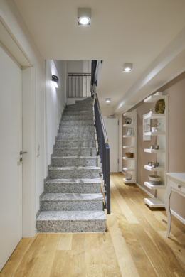 Flur unterer Bereich - Zwei Etagen – Familientraum auf 6 Zimmern mit Gartenanteil im energetischen Neubau