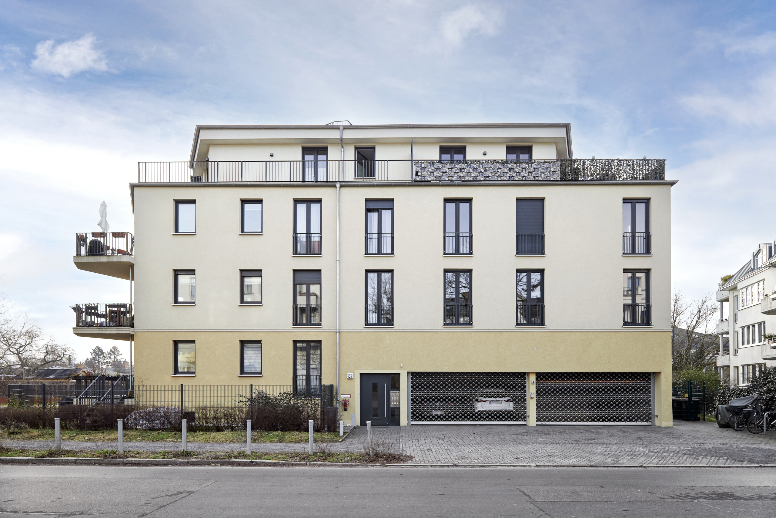 Hausansicht - Zwei Etagen – Familientraum auf 6 Zimmern mit Gartenanteil im energetischen Neubau