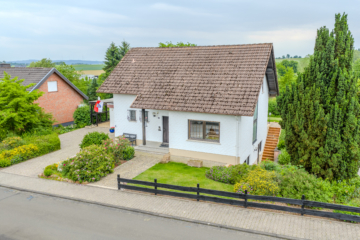 Frontansicht - Wohnen mit Weitblick – Haus mit vielseitigen Nutzungsmöglichkeiten