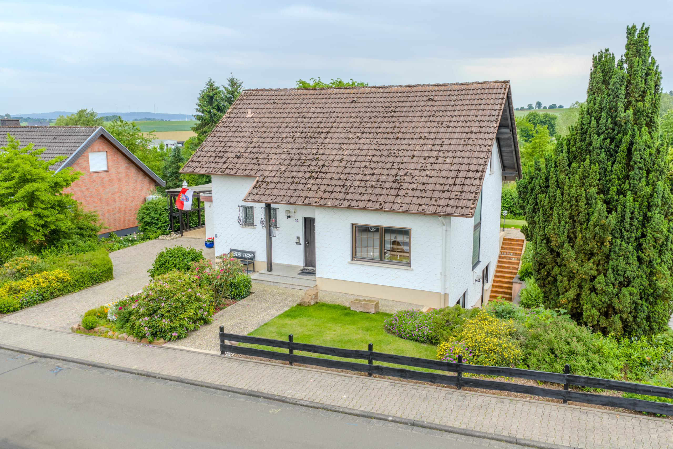Frontansicht - Wohnen mit Weitblick – Haus mit vielseitigen Nutzungsmöglichkeiten